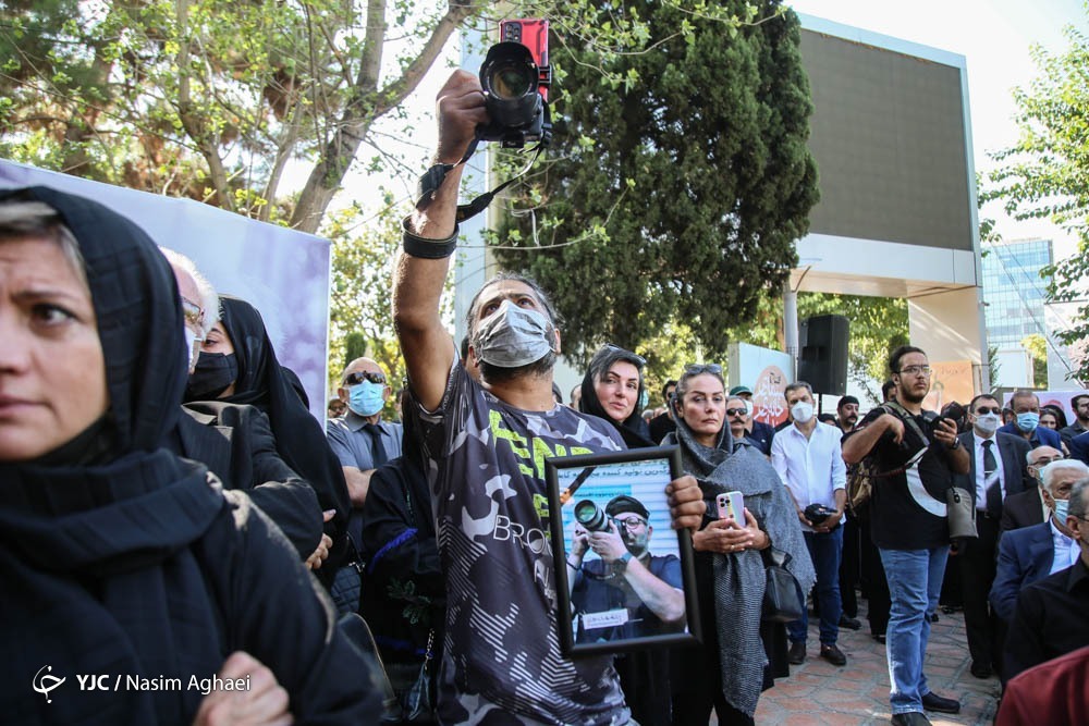 تصاویر: مراسم بدرقه پیکر زنده یاد بابک برزویه در خانه هنرمندان