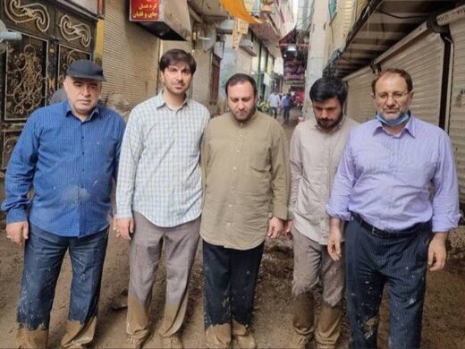 ویدیو / امامزاده داوود؛ جابجایی نمایندگان مجلس با بیل مکانیکیِ امدادگران، پس از عکس یادگاری در گِل