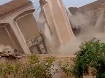 ویدیو / لحظه فرو ریختن یکی از خانه‌های تاریخی شهر تفت پس از بارش باران و سیل