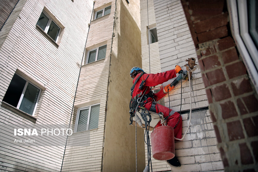 تصاویر: شغلی در میان زمین و هوا