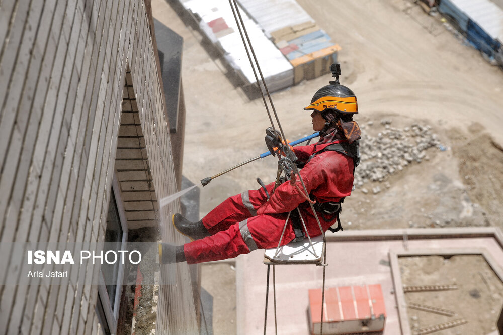 تصاویر: شغلی در میان زمین و هوا