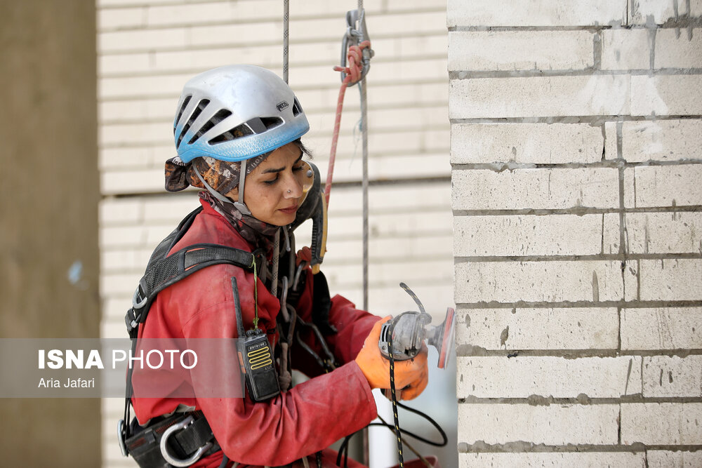 تصاویر: شغلی در میان زمین و هوا