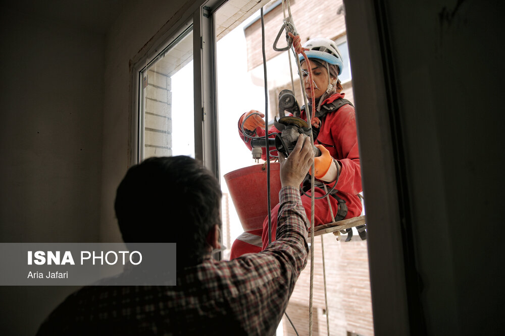 تصاویر: شغلی در میان زمین و هوا