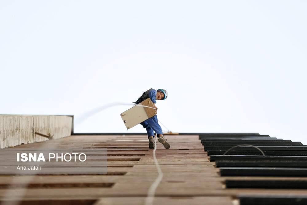 تصاویر: شغلی در میان زمین و هوا