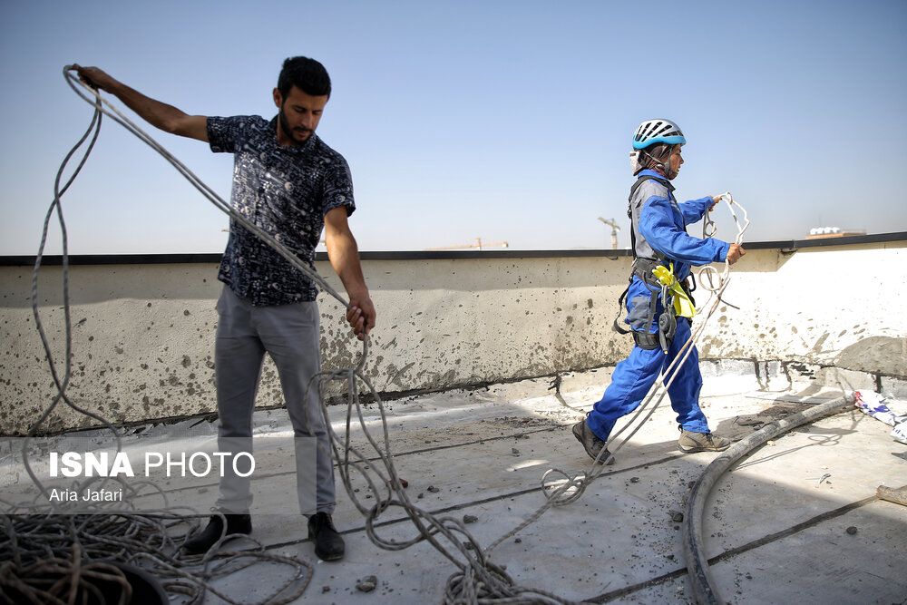 تصاویر: شغلی در میان زمین و هوا