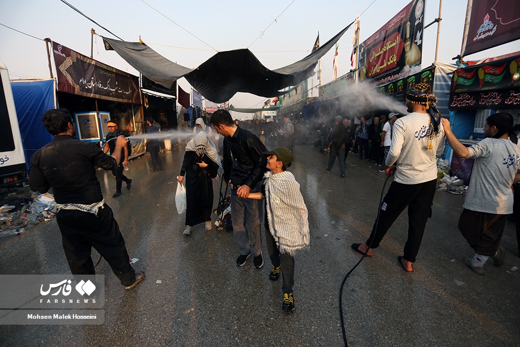 تصاویر: آب&zwnj;پاشی به زائران برای جلوگیری از گرمازدگی در &laquo;مرز مهران&raquo;