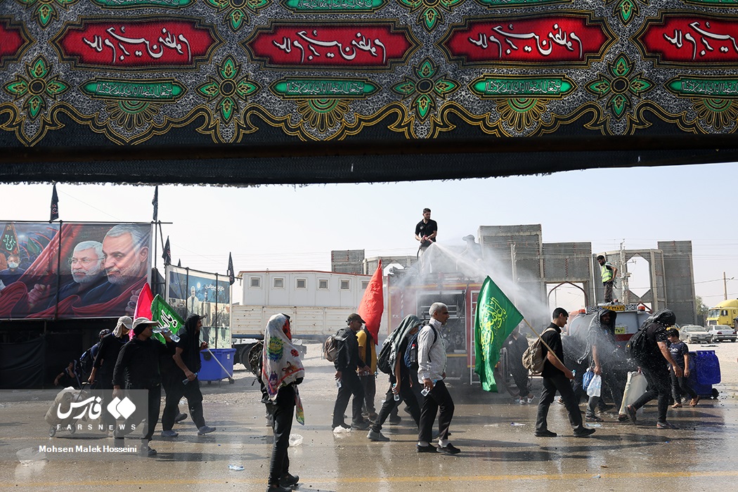 تصاویر: آب&zwnj;پاشی به زائران برای جلوگیری از گرمازدگی در &laquo;مرز مهران&raquo;