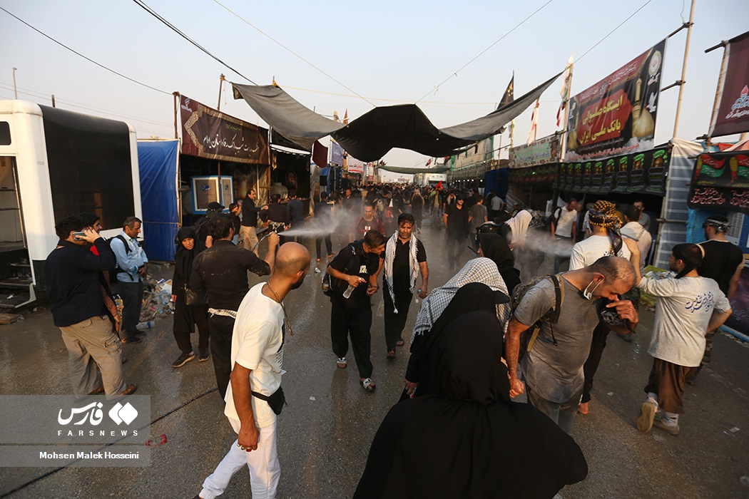 تصاویر: آب&zwnj;پاشی به زائران برای جلوگیری از گرمازدگی در &laquo;مرز مهران&raquo;