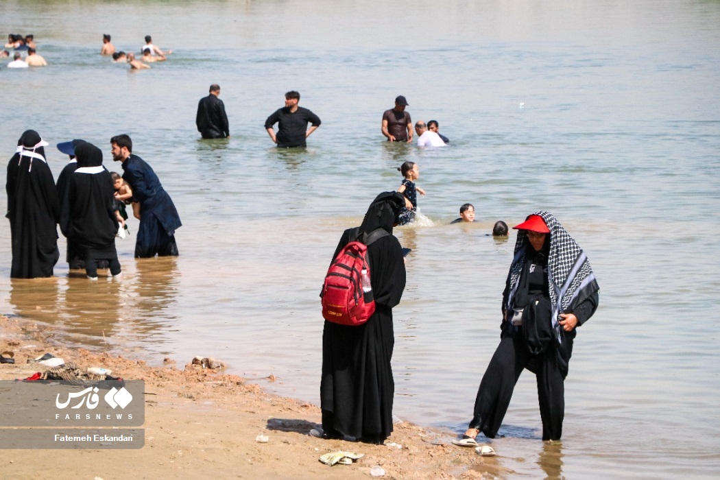 تصاویر: آبتنی زوار اربعین در &laquo;فُرات&raquo;