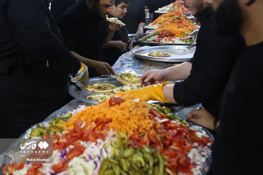 تصاویر: پذیرایی از&laquo;زائران اربعین&raquo; با پیتزا