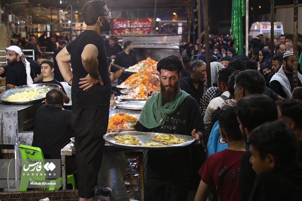 تصاویر: پذیرایی از&laquo;زائران اربعین&raquo; با پیتزا
