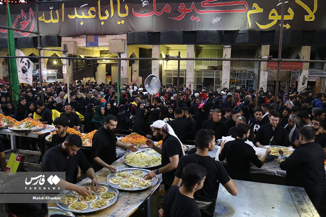 تصاویر: پذیرایی از&laquo;زائران اربعین&raquo; با پیتزا