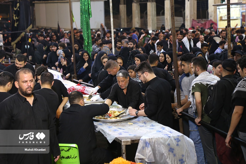 تصاویر: پذیرایی از&laquo;زائران اربعین&raquo; با پیتزا