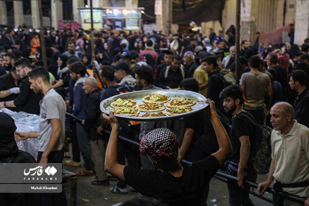 تصاویر: پذیرایی از&laquo;زائران اربعین&raquo; با پیتزا