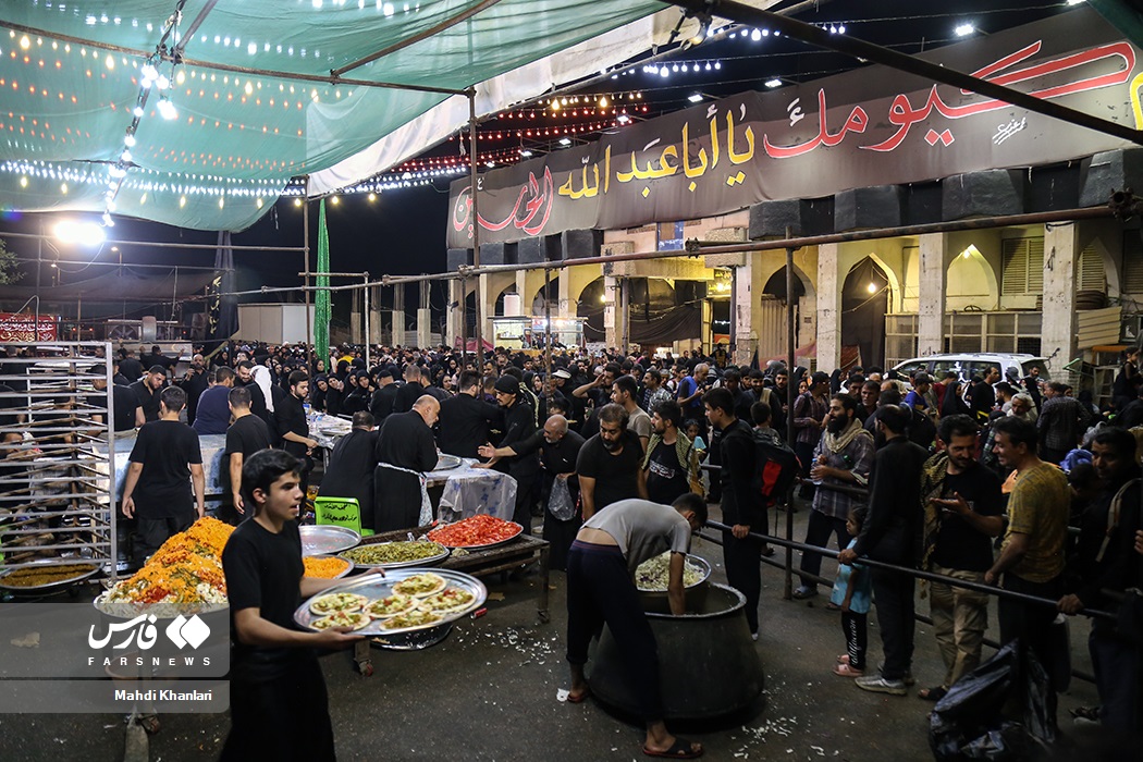 تصاویر: پذیرایی از&laquo;زائران اربعین&raquo; با پیتزا
