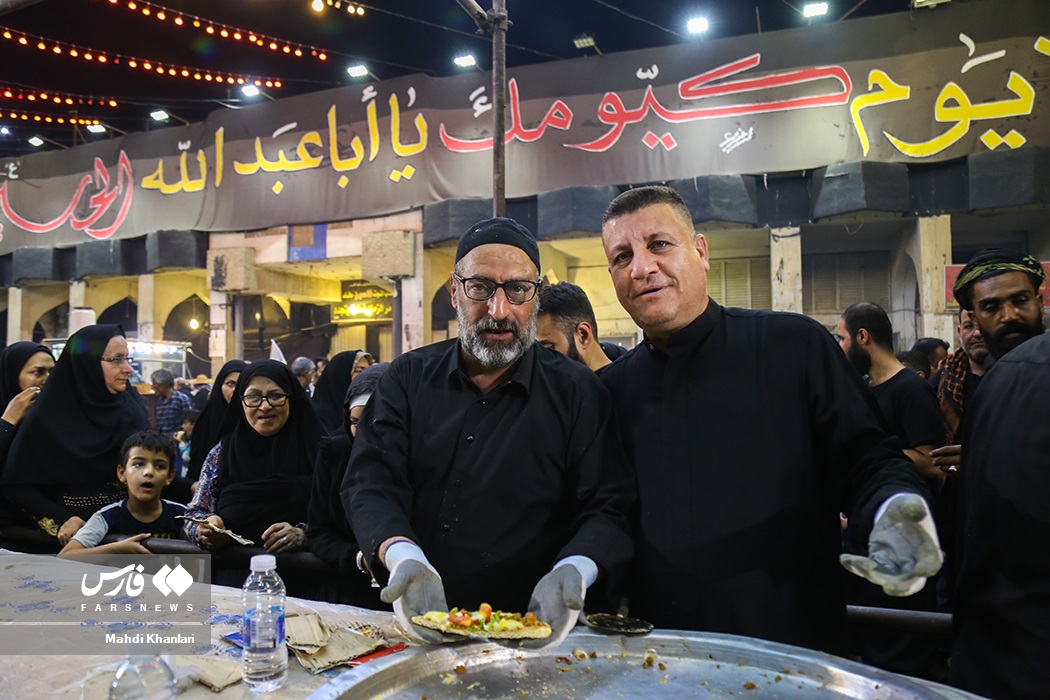 تصاویر: پذیرایی از&laquo;زائران اربعین&raquo; با پیتزا