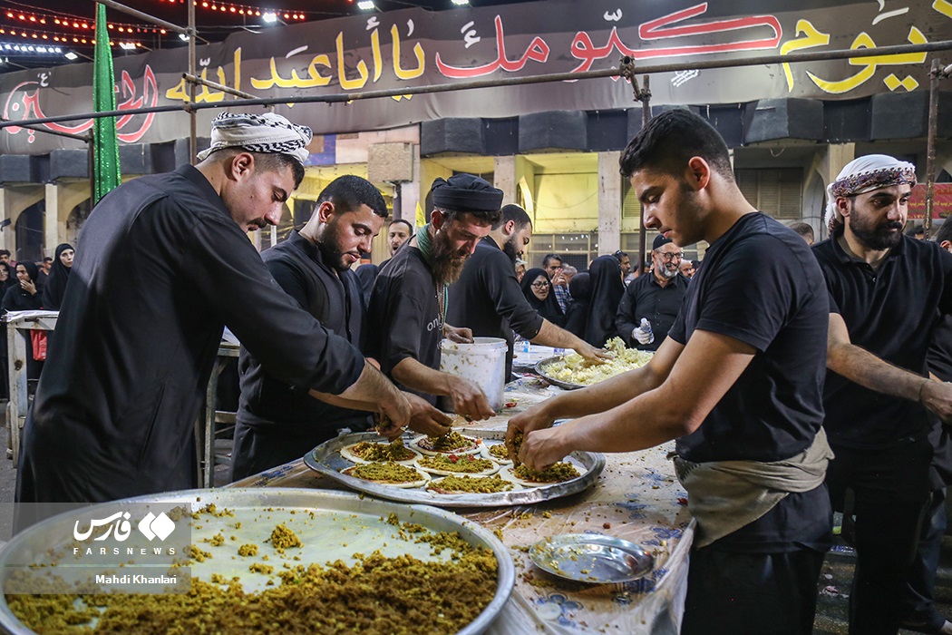 تصاویر: پذیرایی از&laquo;زائران اربعین&raquo; با پیتزا