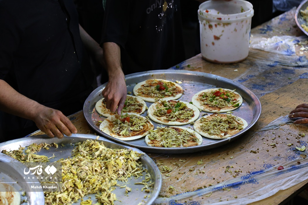 تصاویر: پذیرایی از&laquo;زائران اربعین&raquo; با پیتزا