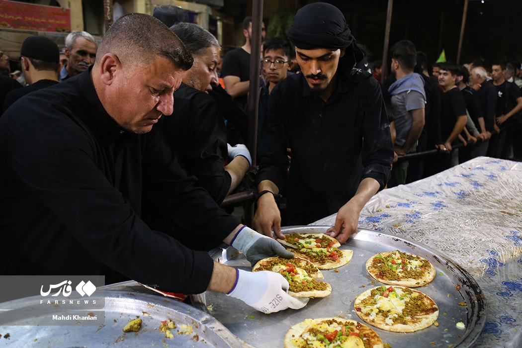 تصاویر: پذیرایی از&laquo;زائران اربعین&raquo; با پیتزا