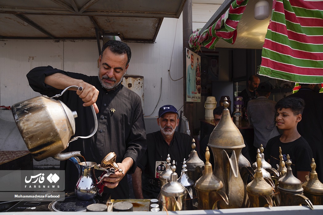 تصاویر: پذیرایی از زوار اربعین با &laquo;قهوه عراقی&raquo;
