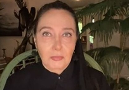 فارس: کتایون ریاحی حجاب از سر برداشت