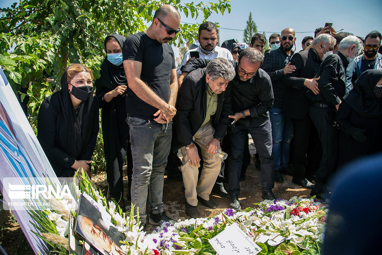 تصاویر: تشییع و خاکسپاری پیکر &laquo;منوچهر اسماعیلی&raquo;