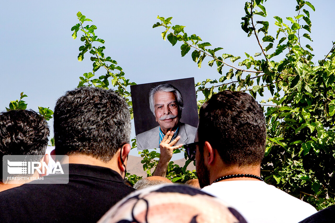 تصاویر: تشییع و خاکسپاری پیکر &laquo;منوچهر اسماعیلی&raquo;