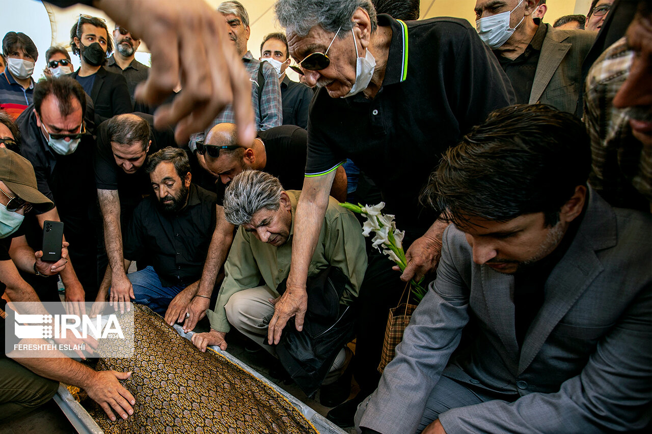 تصاویر: تشییع و خاکسپاری پیکر &laquo;منوچهر اسماعیلی&raquo;