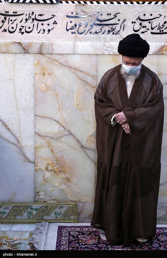 تصاویر: غبارروبی مضجع مطهر رضوی توسط مقام معظم رهبری