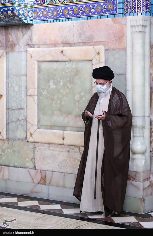 تصاویر: غبارروبی مضجع مطهر رضوی توسط مقام معظم رهبری