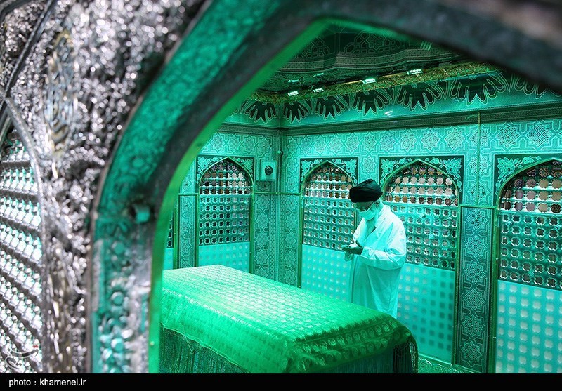 تصاویر: غبارروبی مضجع مطهر رضوی توسط مقام معظم رهبری