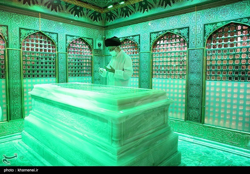 تصاویر: غبارروبی مضجع مطهر رضوی توسط مقام معظم رهبری