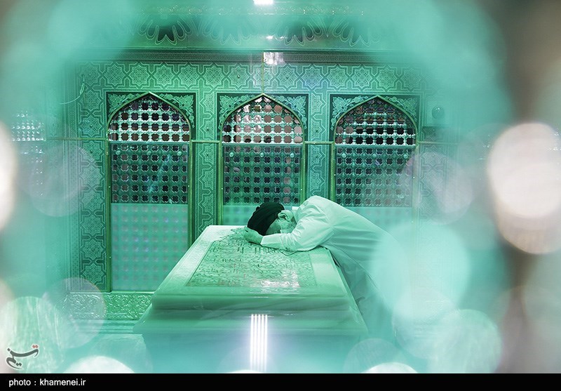 تصاویر: غبارروبی مضجع مطهر رضوی توسط مقام معظم رهبری