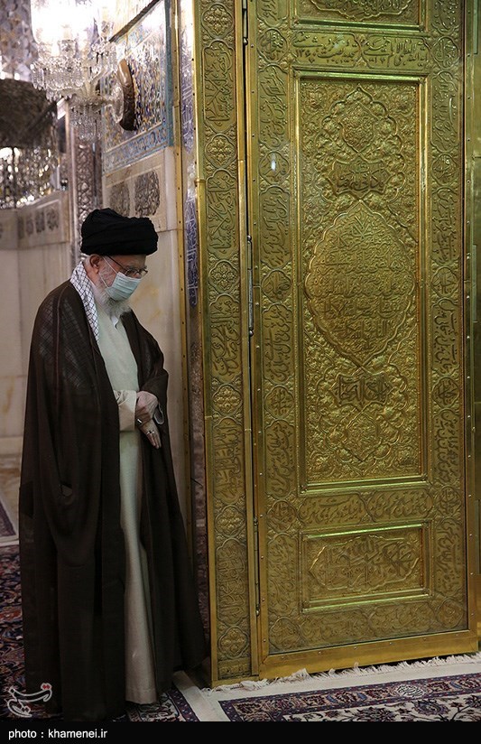 تصاویر: غبارروبی مضجع مطهر رضوی توسط مقام معظم رهبری