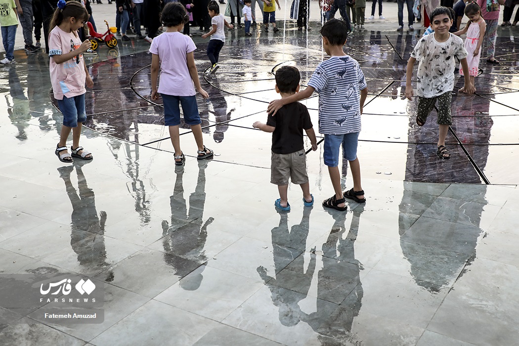 تصاویر: بازی کودکان در آب و آتش