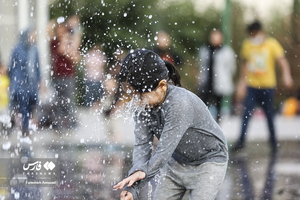 تصاویر: بازی کودکان در آب و آتش