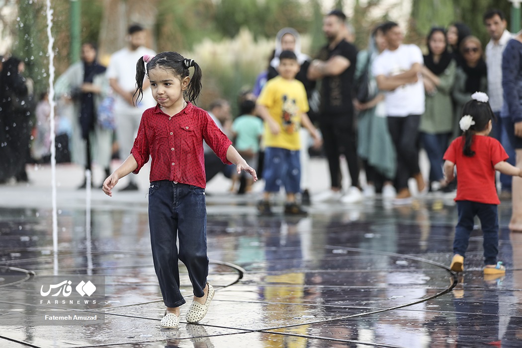 تصاویر: بازی کودکان در آب و آتش