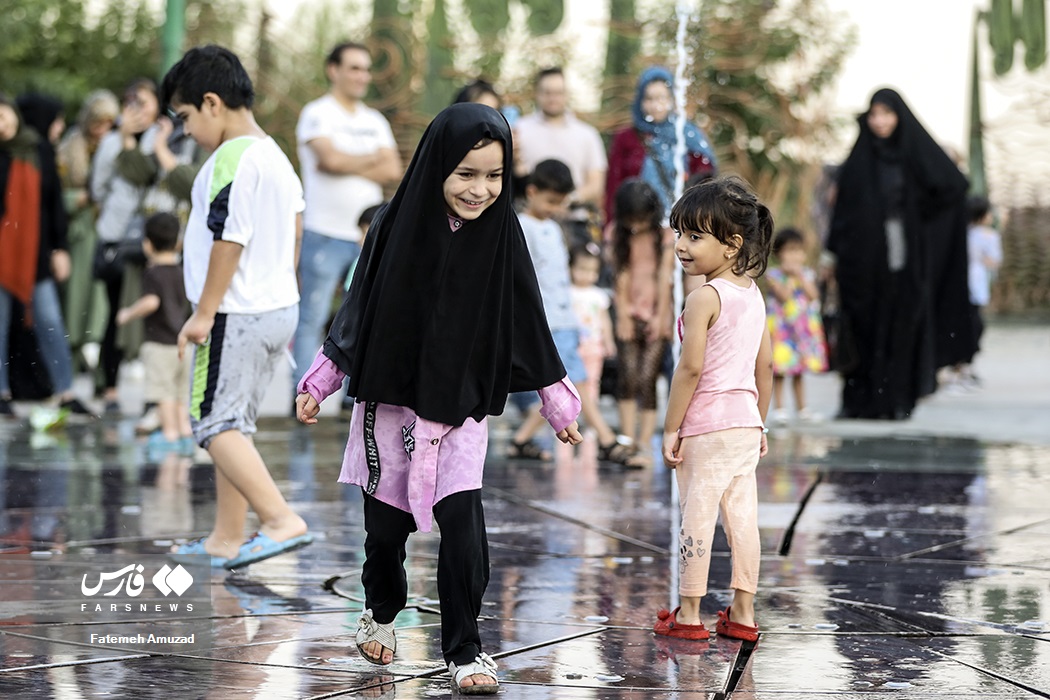 تصاویر: بازی کودکان در آب و آتش