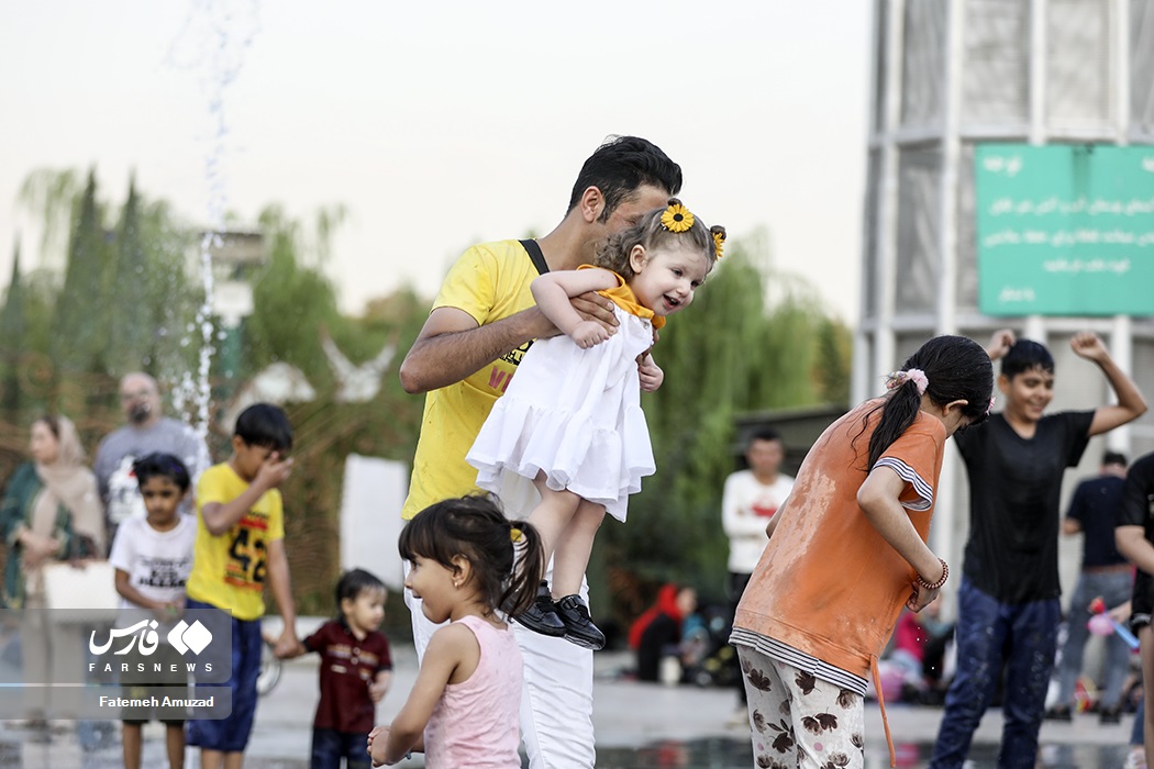 تصاویر: بازی کودکان در آب و آتش