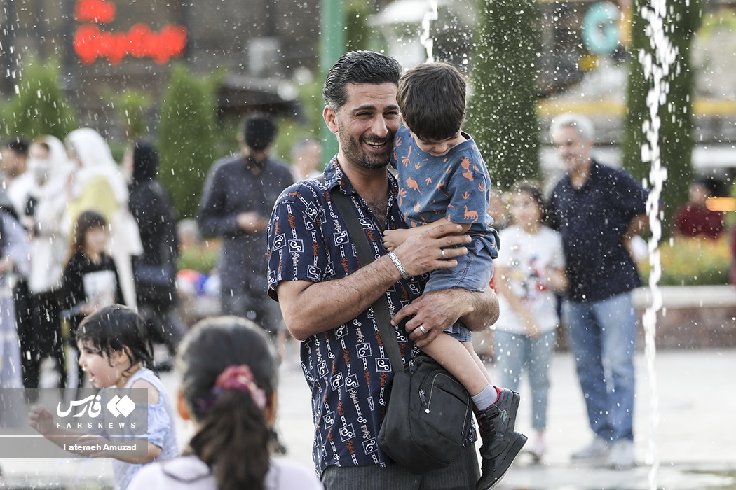 تصاویر: بازی کودکان در آب و آتش