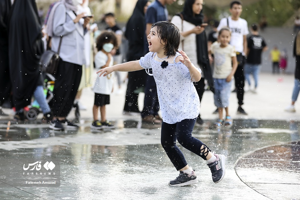 تصاویر: بازی کودکان در آب و آتش