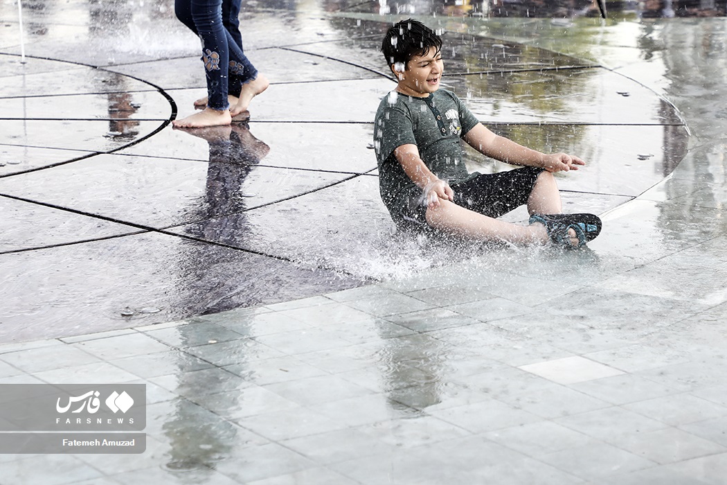 تصاویر: بازی کودکان در آب و آتش