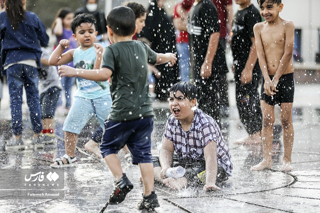 تصاویر: بازی کودکان در آب و آتش