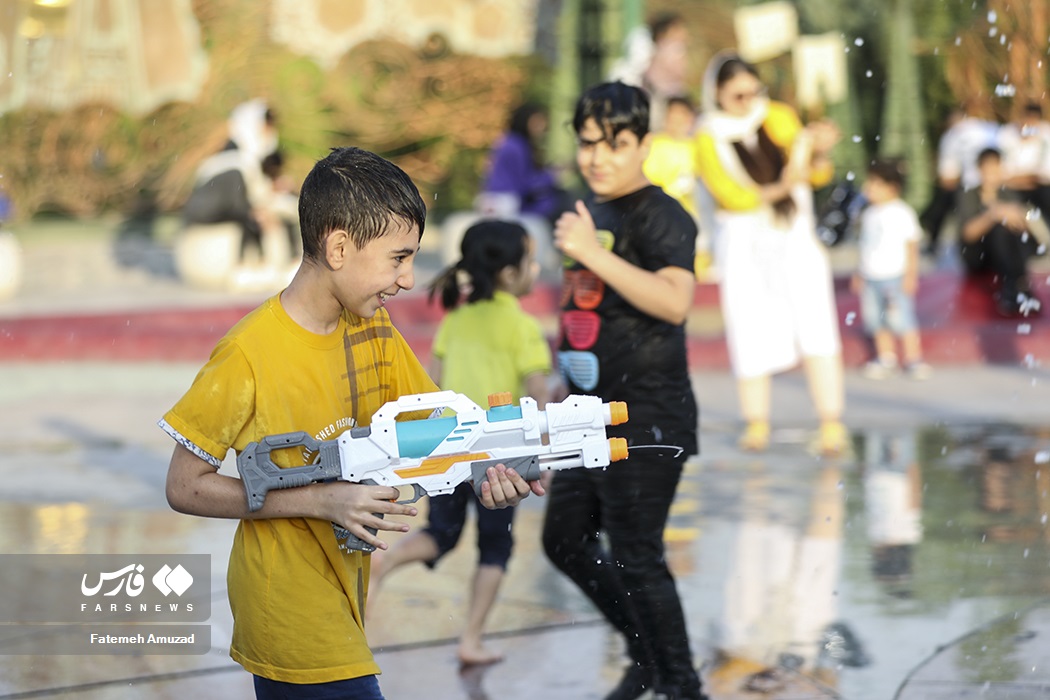 تصاویر: بازی کودکان در آب و آتش