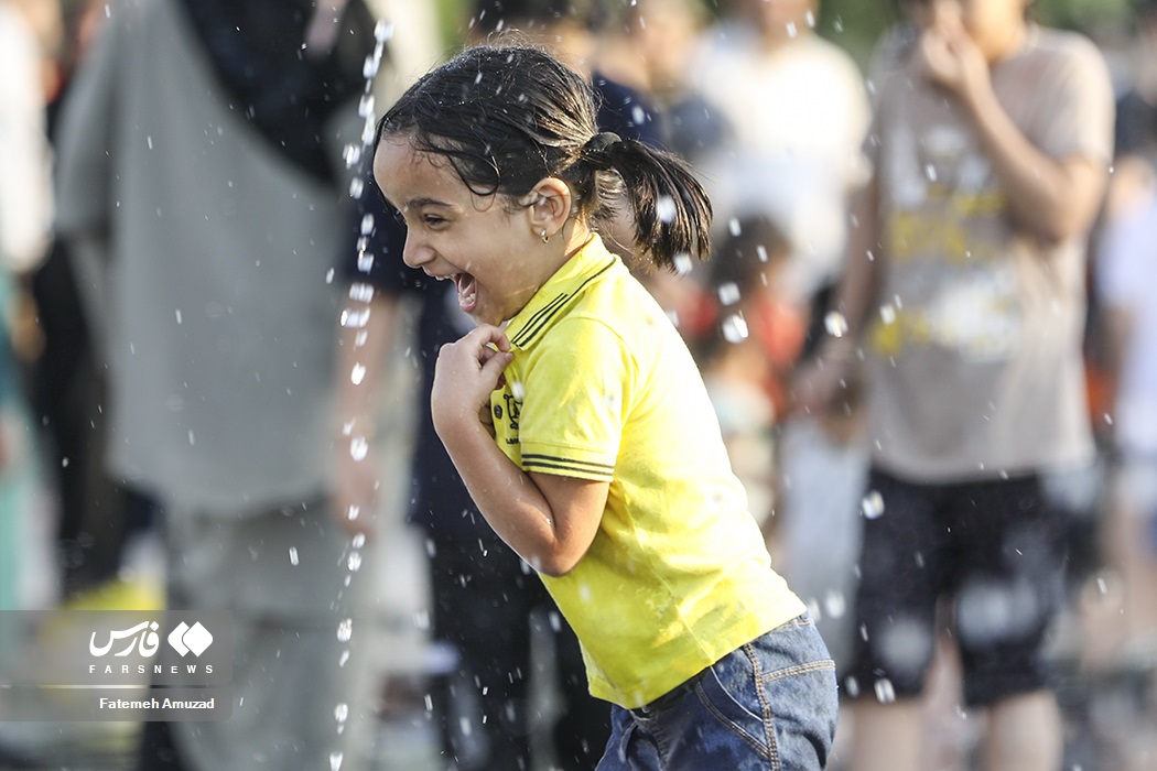 تصاویر: بازی کودکان در آب و آتش