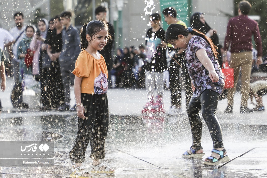 تصاویر: بازی کودکان در آب و آتش