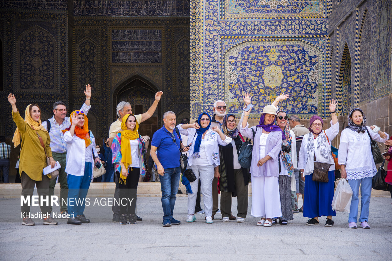 تصاویر: بازدید گردشگران خارجی از بناهای تاریخی اصفهان