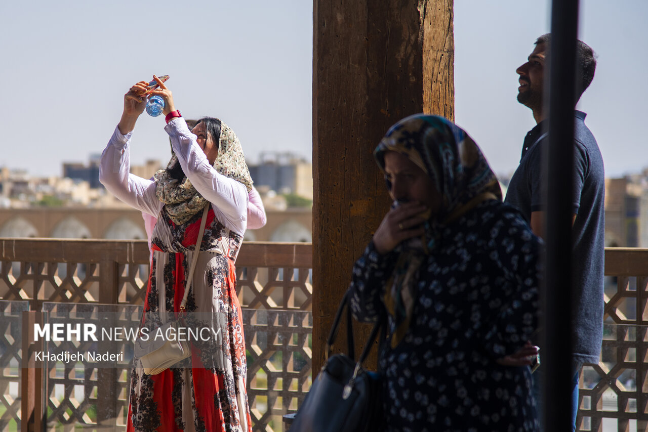 تصاویر: بازدید گردشگران خارجی از بناهای تاریخی اصفهان