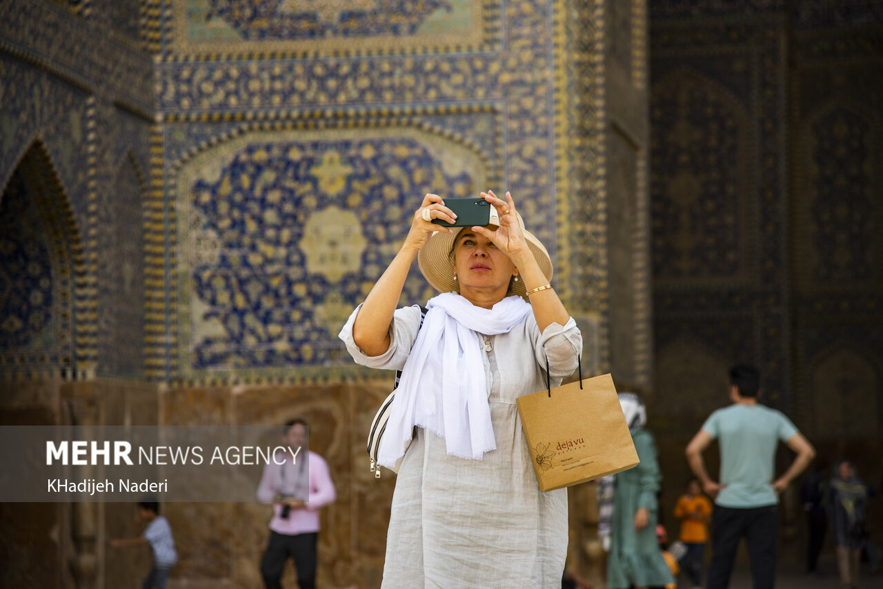 تصاویر: بازدید گردشگران خارجی از بناهای تاریخی اصفهان