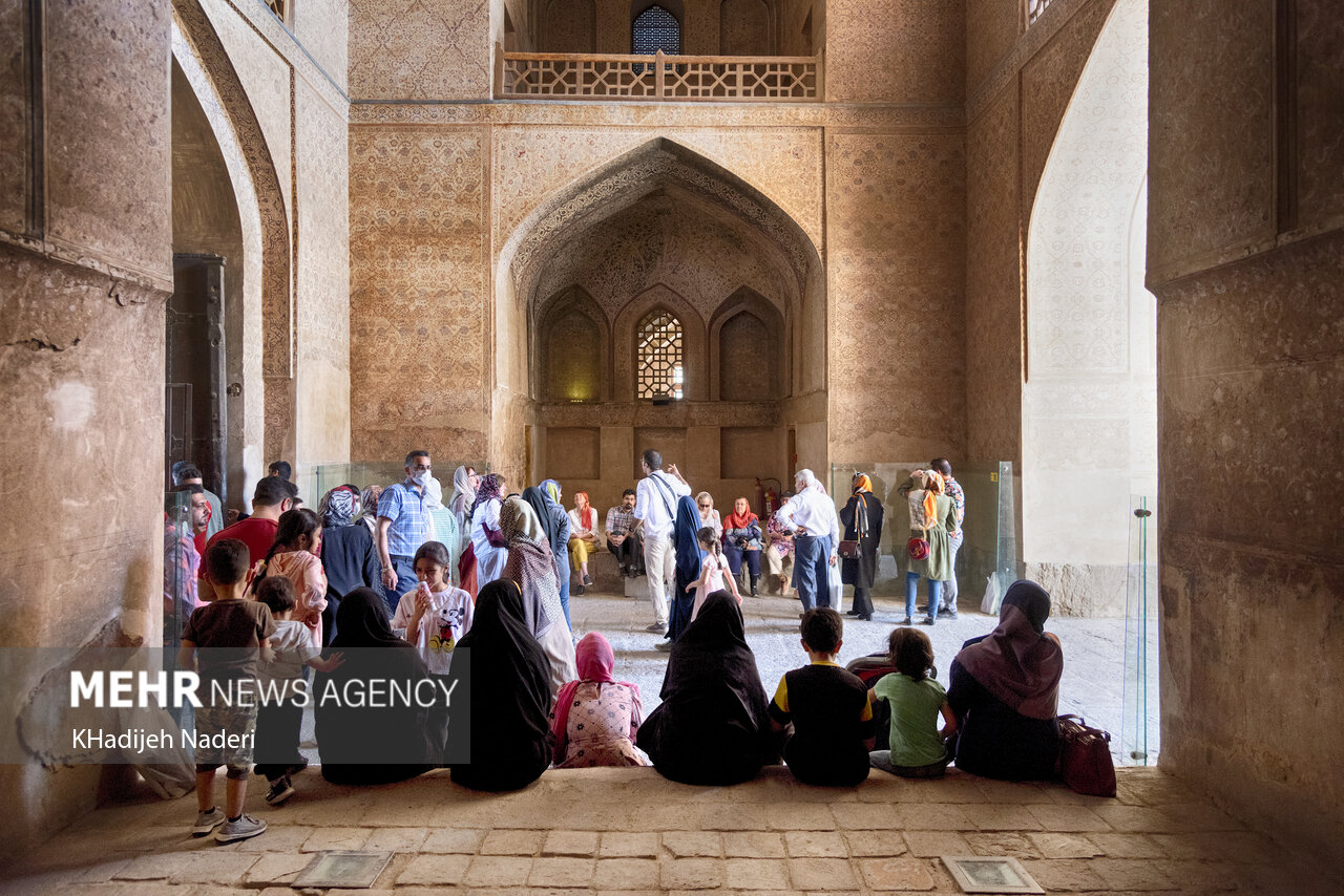 تصاویر: بازدید گردشگران خارجی از بناهای تاریخی اصفهان